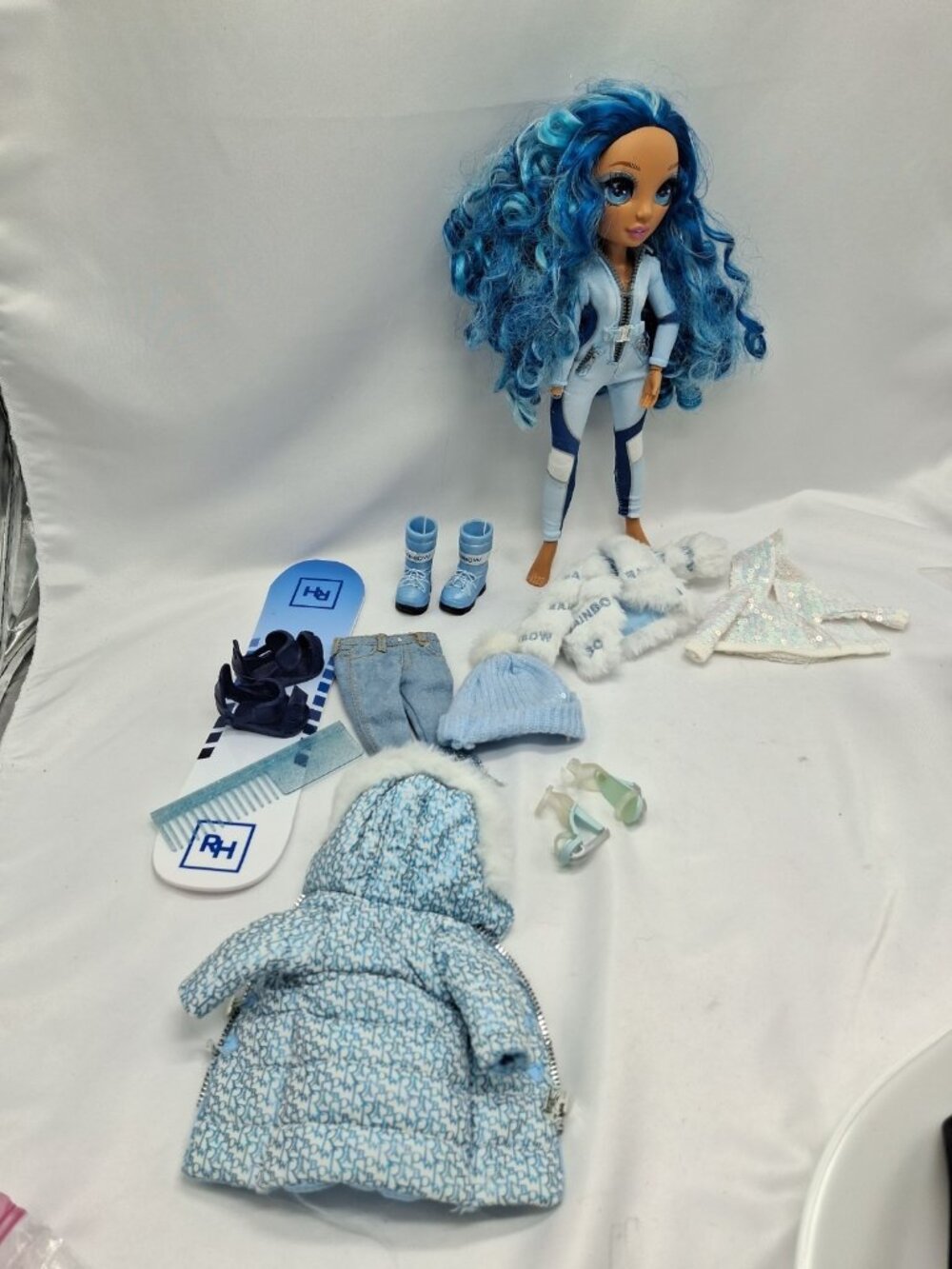 Rainbow High Winter Break Skyler Bradshaw Doll Snowboard Stand - Missing hand